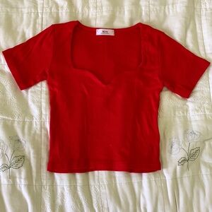 Red cropped tee-shirt. Sweetheart neckline, NWT. Size small. Simons.